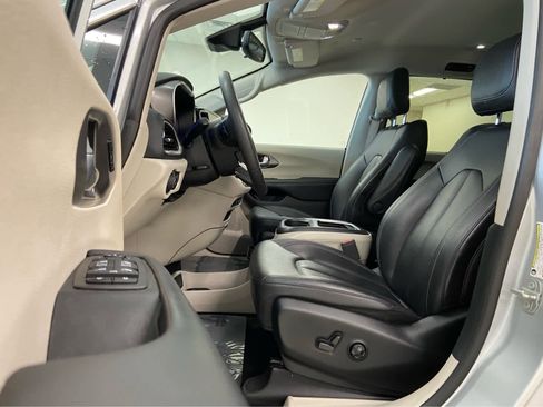 Used 2024 Chrysler Pacifica Touring-L image 12