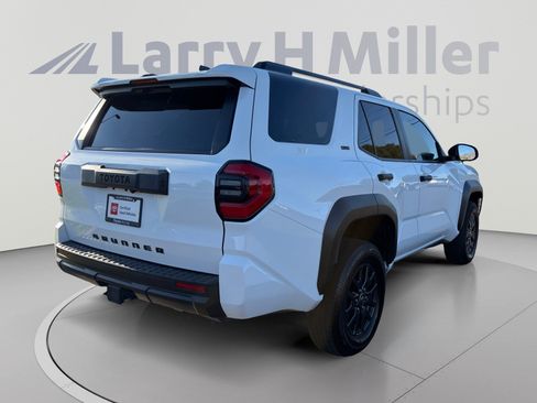 Used 2025 Toyota 4Runner SR5 AWD/4WD image 5