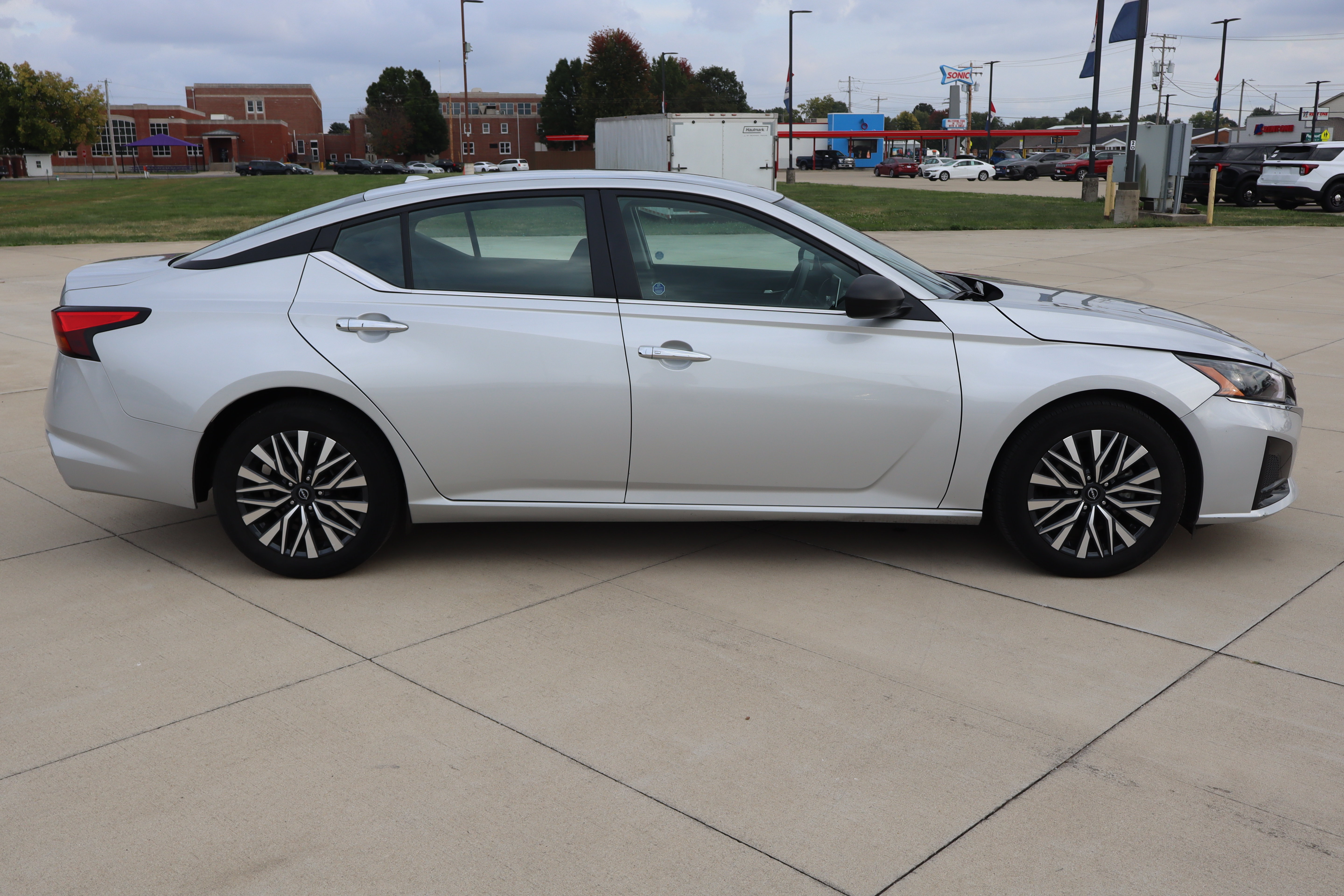Used 2025 Nissan Altima 2.5 SV FWD image 4