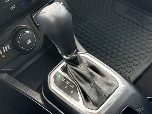 Used 2023 Jeep Renegade Limited image 23