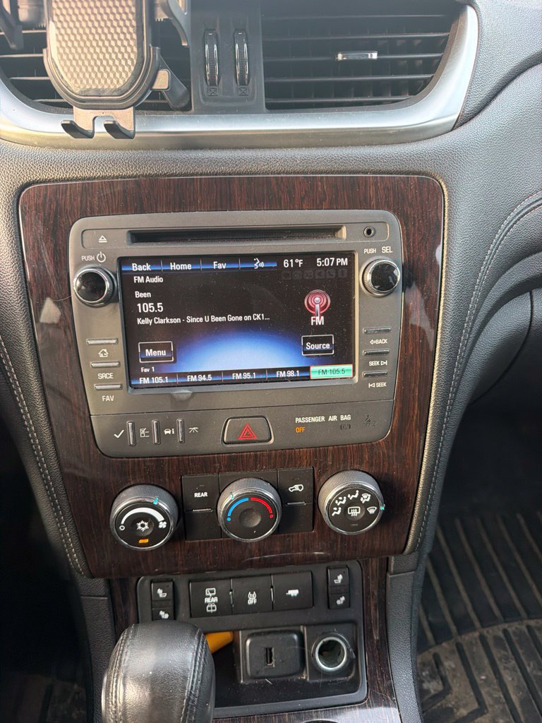 Used 2016 Chevrolet Traverse LT w/ Style and Technology Package FWD image 2