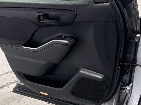 Used 2024 Toyota Highlander LE AWD/4WD image 25
