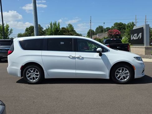 Used 2023 Chrysler Pacifica Touring-L FWD image 6