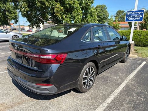 Used 2025 Volkswagen Jetta SE FWD image 5