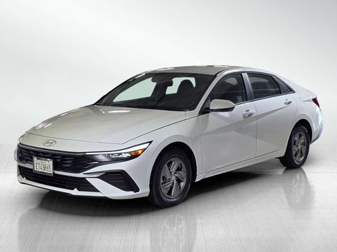 Used 2026 Hyundai Elantra SE FWD image 3