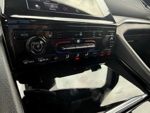 Used 2023 Jeep Grand Cherokee Altitude image 13