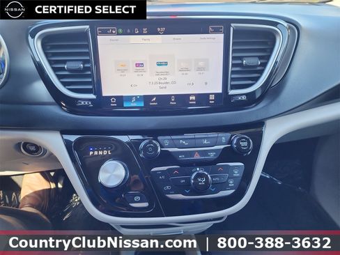 Used 2024 Chrysler Pacifica Touring-L image 14