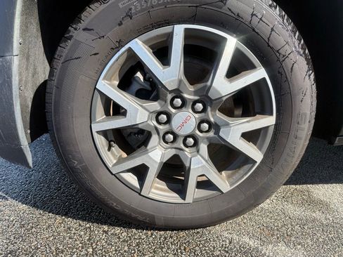 Used 2023 GMC Acadia SLE image 8