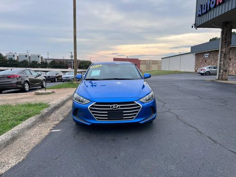 Used 2017 Hyundai Elantra SE FWD image 2