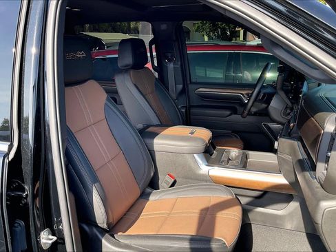 Used 2024 Chevrolet Silverado 3500 High Country w/ High Country Premium Package image 7