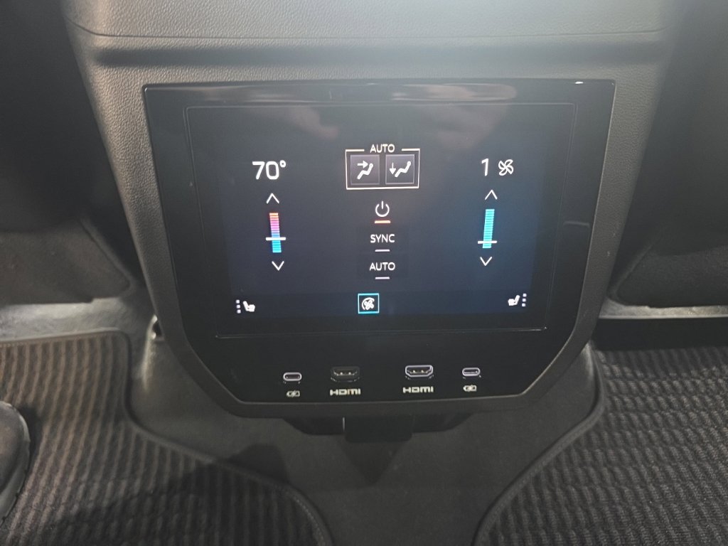 Used 2025 GMC Yukon Denali Ultimate AWD/4WD image 31