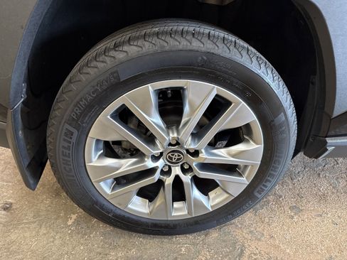 Used 2023 Toyota RAV4 XLE Premium image 11