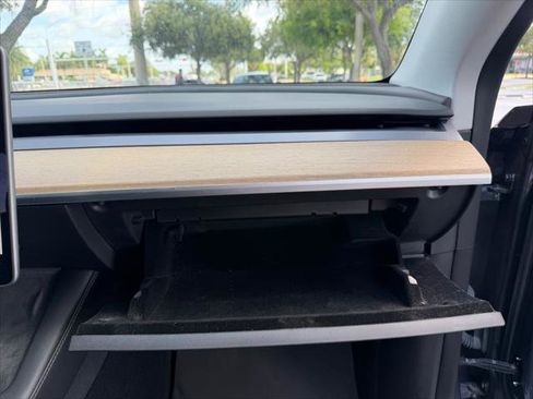 Used 2022 Tesla Model Y Long Range AWD/4WD image 12