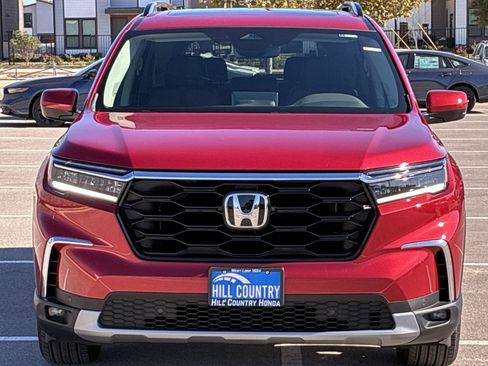 Certified 2025 Honda Pilot Touring image 9