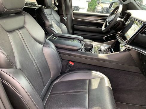 Used 2023 Jeep Wagoneer 4WD image 11
