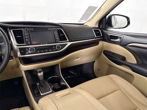 Used 2016 Toyota Highlander Limited FWD image 33