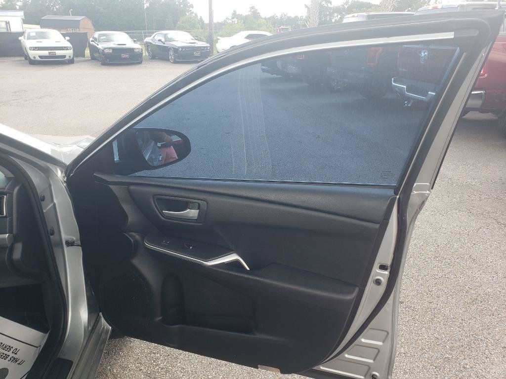 Used 2017 Toyota Camry SE FWD image 10
