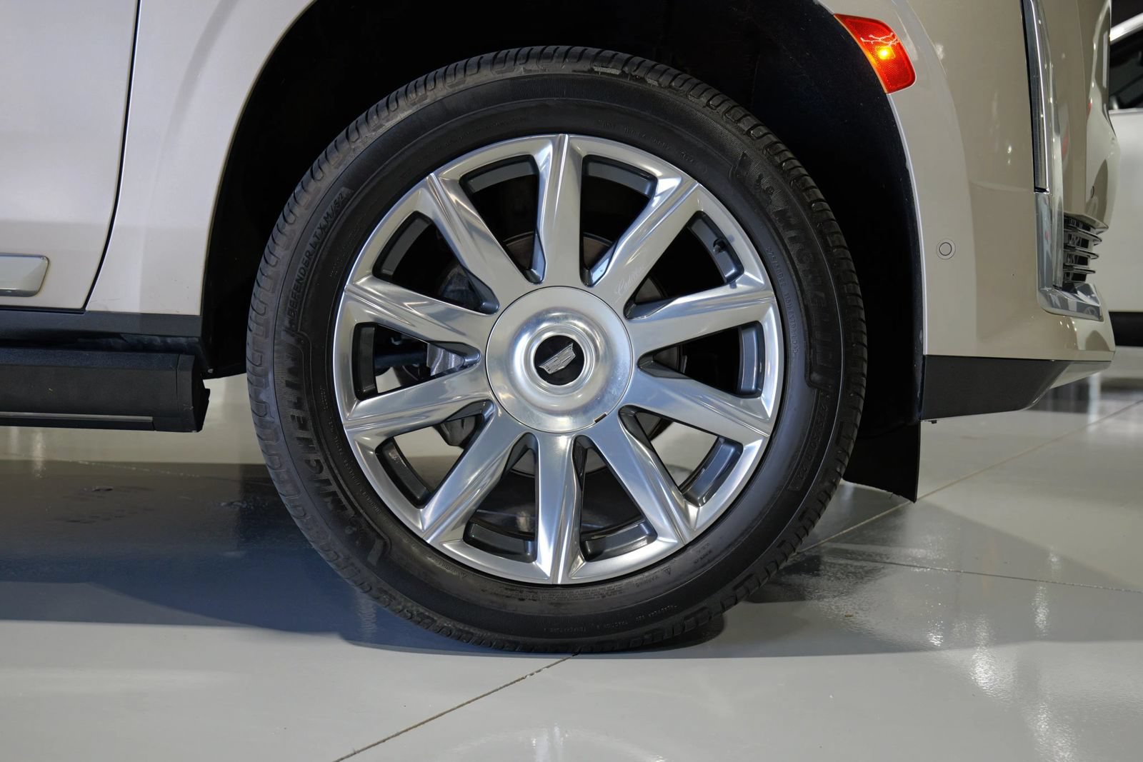 Used 2021 Cadillac Escalade ESV Premium Luxury Platinum AWD/4WD image 9