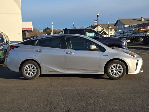 Used 2022 Toyota Prius L Eco image 3