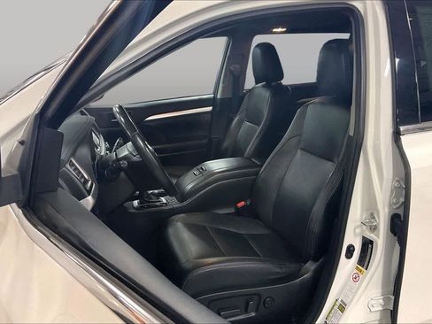Used 2019 Toyota Highlander XLE AWD/4WD image 8