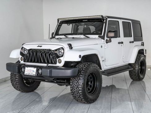 Used 2014 Jeep Wrangler Unlimited Sahara w/ Dual Top Group AWD/4WD image 4