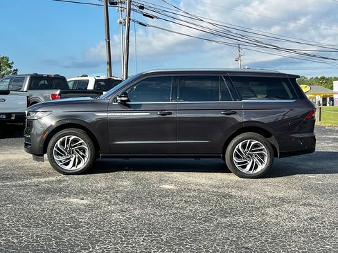 Used 2025 Lincoln Navigator Reserve AWD/4WD image 2