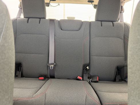 Used 2025 Jeep Wrangler Unlimited Rubicon image 13