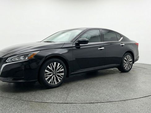 Used 2025 Nissan Altima 2.5 SV FWD image 3