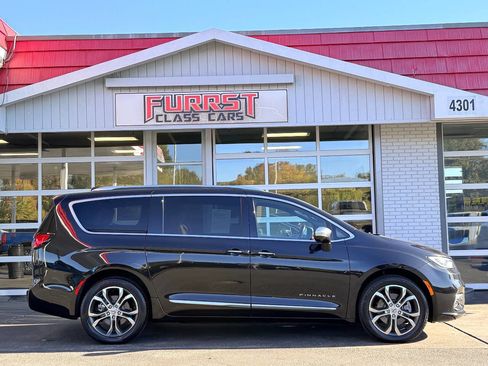 Used 2021 Chrysler Pacifica Pinnacle image 2