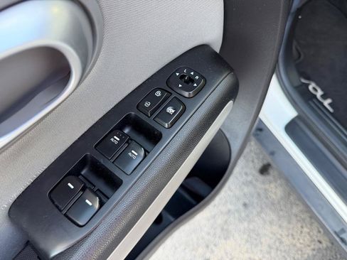 Used 2016 Kia Soul + FWD image 22