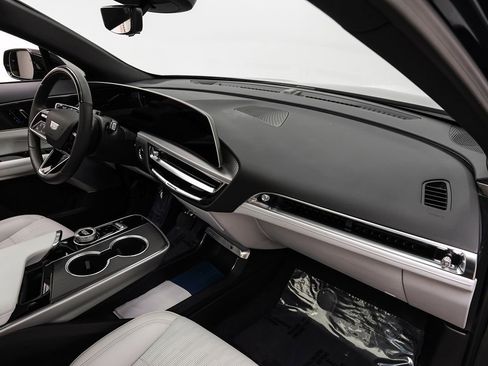 Used 2025 Cadillac Lyriq Luxury image 11