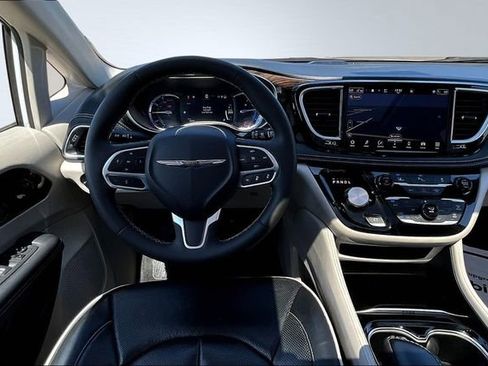 Used 2023 Chrysler Pacifica Limited image 9