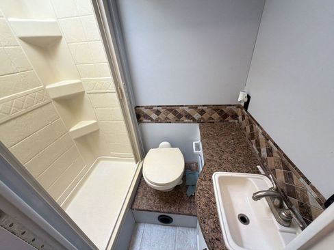 Used 2016 Ford E-450 and Econoline 450 Super Duty w/ Motorhome Prep Package image 21