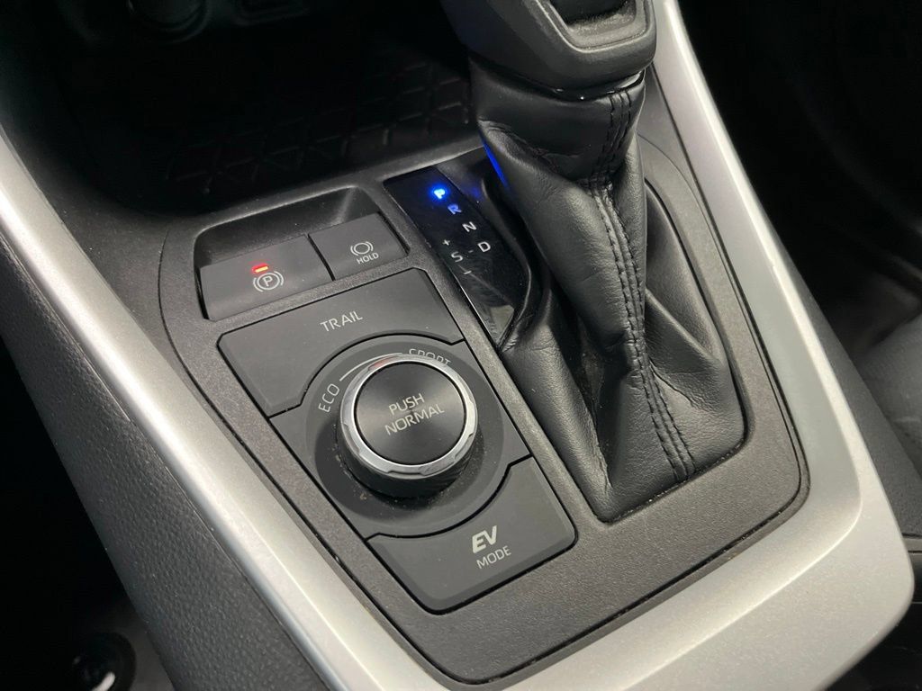 Used 2021 Toyota RAV4 XLE w/ XLE Grade Weather Package AWD/4WD image 15