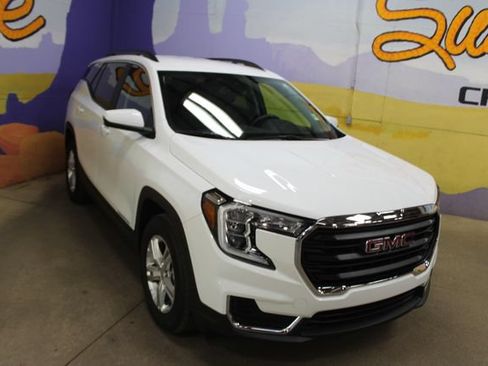 Used 2024 GMC Terrain SLE w/ Driver Convenience Package FWD image 2