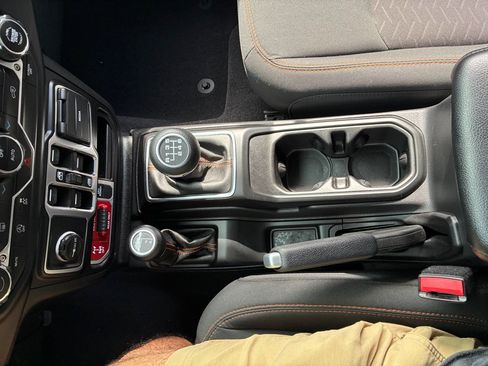 Used 2023 Jeep Gladiator Mojave AWD/4WD image 41