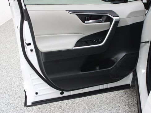 Used 2020 Toyota RAV4 XLE w/ Convenience Package FWD image 12