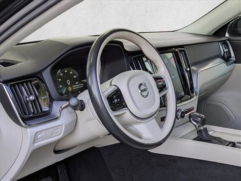 Used 2019 Volvo S60 T5 Momentum image 11