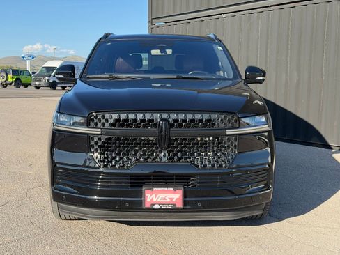 Used 2025 Lincoln Navigator Reserve AWD/4WD image 2