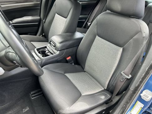 Used 2021 Chrysler 300 Touring w/ Driver Convenience Group RWD image 18