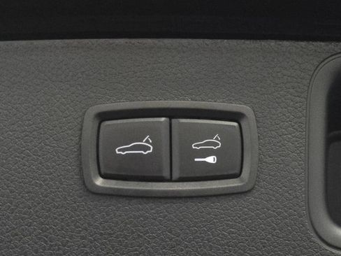 Certified 2025 Porsche Macan AWD/4WD image 22