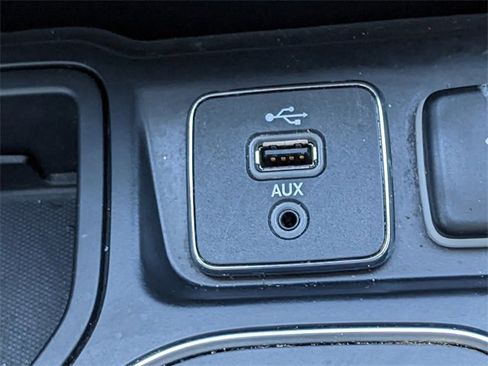 Certified 2019 Jeep Cherokee Latitude w/ Popular Appearance Group image 24