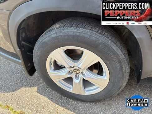 Used 2023 Toyota Highlander LE AWD/4WD image 4