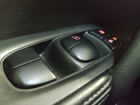 Used 2017 Nissan Rogue SV AWD/4WD image 27