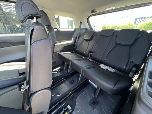 New 2026 Kia Carnival FWD image 24