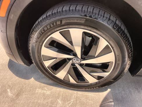 Used 2023 Volkswagen ID.4 Pro AWD/4WD image 9