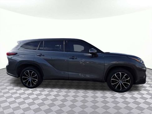 Used 2022 Toyota Highlander LE FWD image 2