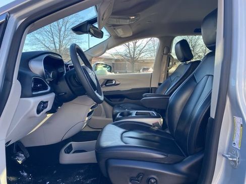 Certified 2023 Chrysler Pacifica Touring-L image 24