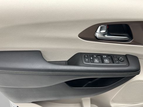 Used 2022 Chrysler Voyager LX FWD image 13