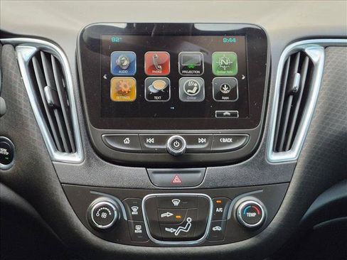 Used 2018 Chevrolet Malibu LT FWD image 14